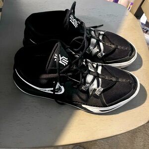 Nike Kyrie Flytrap Sneakers